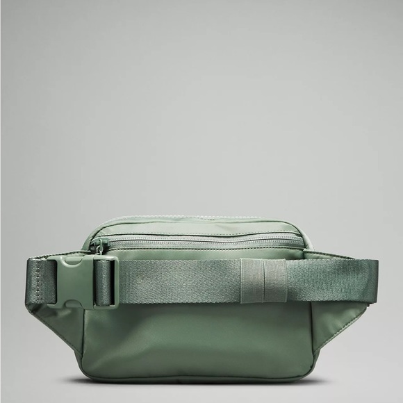 Lululemon Everywhere Belt Bag Large 2L- Grey Eucalyptus - Picture 3 of 6